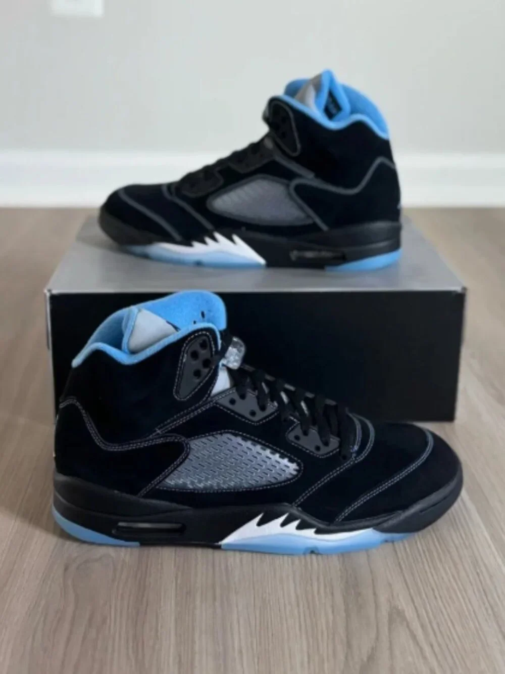 Jordan 5 Retro “Black University Blue”